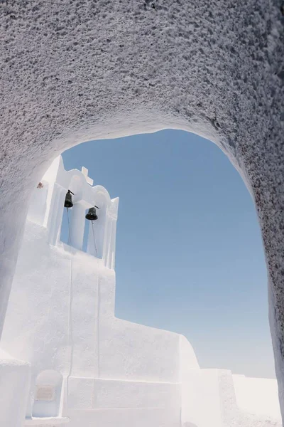 Pionowe Ujęcie Białego Kościoła Dzwonkami Jaskini Santorini — Zdjęcie stockowe