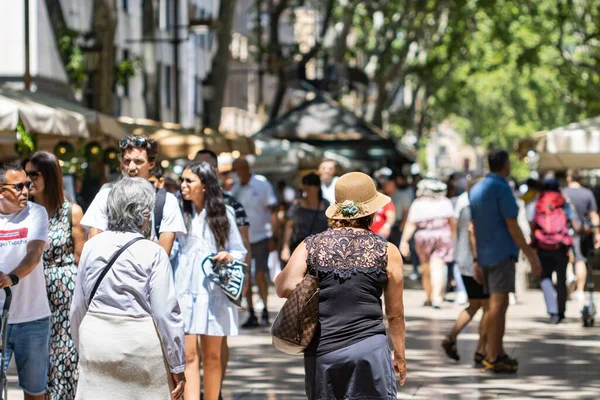 西班牙巴塞罗那 2022年5月26日 在巴塞罗那 西班牙 最有名的街道上行走的人 — 图库照片