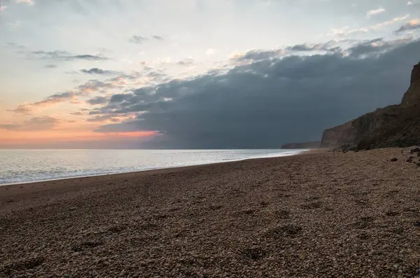 Uma Vista Fascinante Pôr Sol Dourado Sobre Mar — Fotografia de Stock