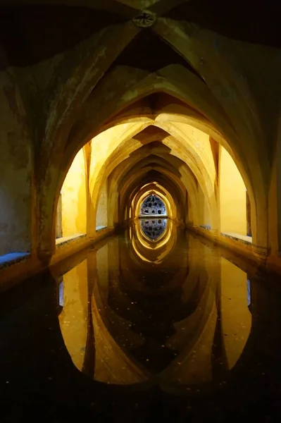 塞维利亚阿拉伯浴的垂直镜头 — 图库照片