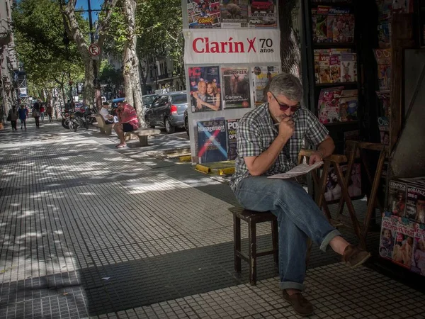 Egy Eladó Újságot Olvas Miközben Várja Vásárlókat Újságosbódéja Előtt — Stock Fotó