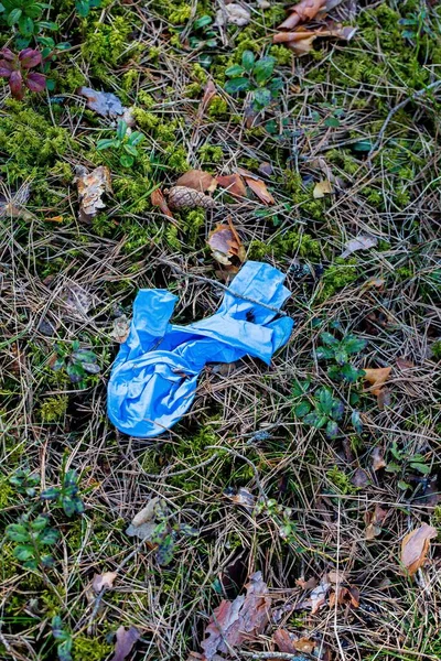 Guante Goma Plástico Azul Sobre Hierba Bosque — Foto de Stock