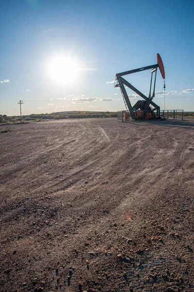 Eine Vertikale Aufnahme Von Ölpumpen Lkws Feld — Stockfoto