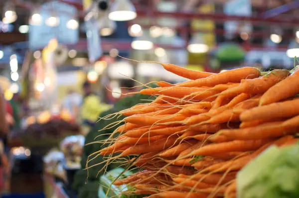 Closeup Shot Pile Fresh Carrots Market Blurred Background — Stock Photo, Image