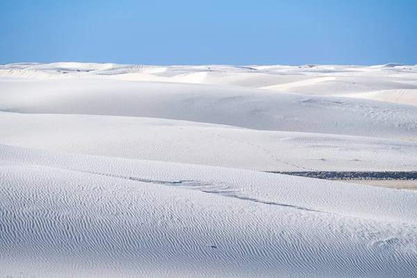 Ένα Όμορφο Τοπίο Λευκής Άμμου Κάτω Από Φως Του Ήλιου — Φωτογραφία Αρχείου