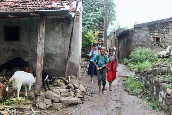 Eine Gruppe Indischer Dorfkinder Geht Einem Regnerischen Tag Einer Gruppe — Stockfoto