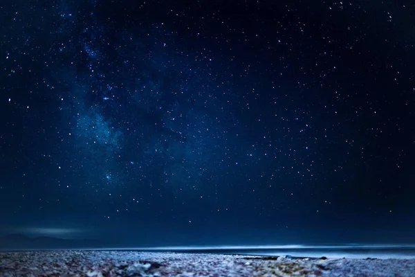 Ein Blick Auf Den Fantastischen Sternenhimmel Über Dem Meer Oder — Stockfoto