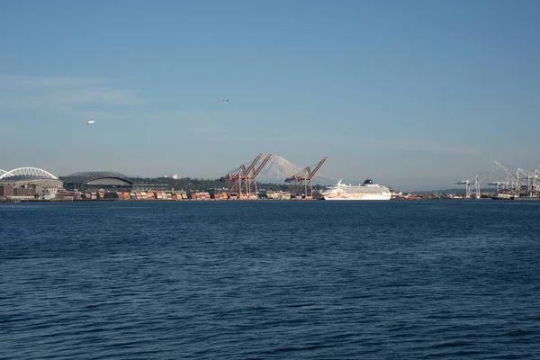 Bir Yolcu Gemisi Belltown Seattle Washington Limanından Geçiyor — Stok fotoğraf