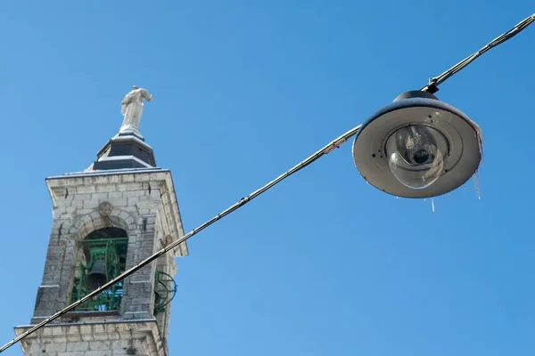 Nízký Úhel Záběru Zamrzlé Pouliční Lampy Rampouchy Schilpario Itálie — Stock fotografie