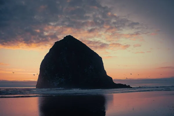 Gün Batımında Denizin Veya Okyanusun Ortasında Duran Büyük Bir Kayanın — Stok fotoğraf