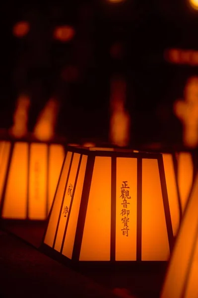Tiro Vertical Belas Lanternas Japonesas Dispostas Fileiras Emitindo Luz — Fotografia de Stock