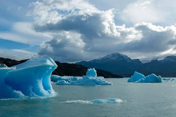 Kawałki Góry Lodowej Jeziorze Pod Zachmurzonym Niebem Patagonia Argentyna — Zdjęcie stockowe