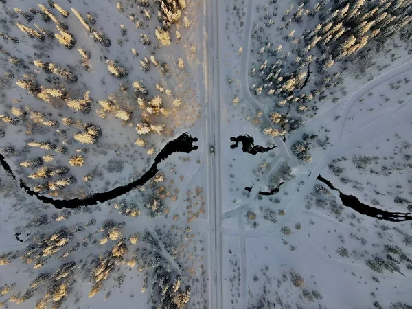 Flygbild Motorväg Omgiven Små Floder Och Snötäckta Träd Vintern Sverige — Stockfoto