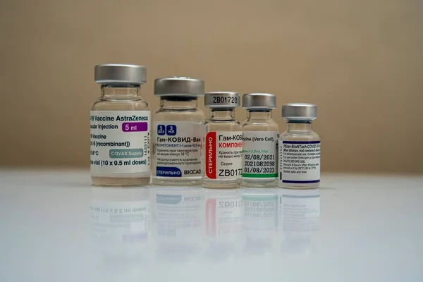 Een Close Van Het Pfizer Biontech Covid Vaccin Langs Andere — Stockfoto