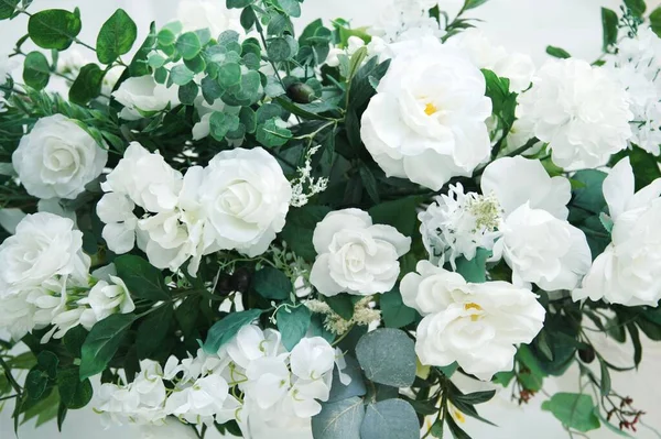 Крупный План Букета Красивыми Белыми Розами Декоративной Зеленью — стоковое фото