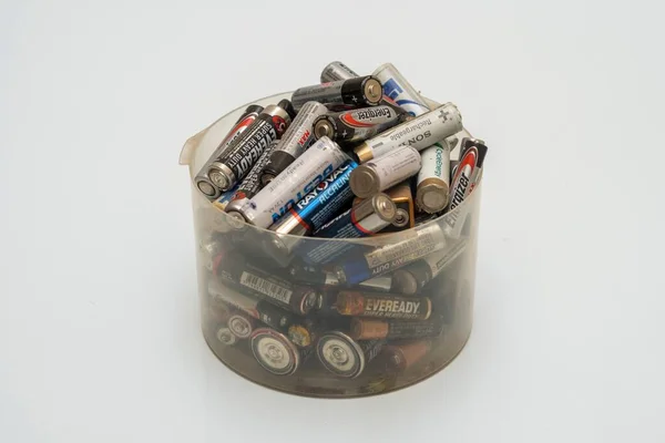 Primer Plano Baterías Muertas Contenedor Plástico — Foto de Stock