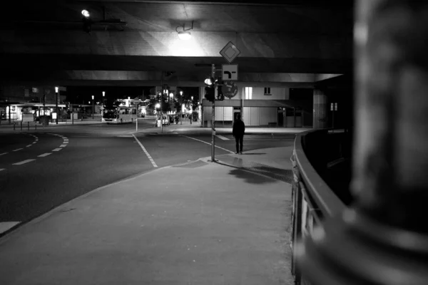 Grayscale Man Waiting Cross Empty Street Night Monochrome City View — Stock Photo, Image