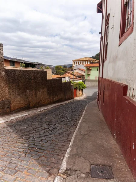 Casas Antigas Coloridas Ruas Paralelepípedos Histórica Cidade Sabara Cenas Urbanas — Fotografia de Stock