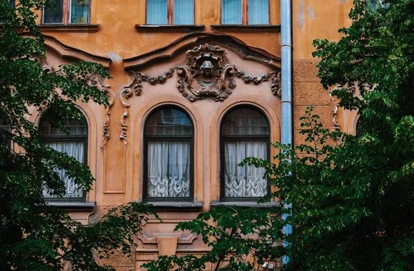 Nahaufnahme Der Fenster Eines Gebäudes Mit Altmodischer Architektur — Stockfoto