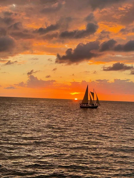 Disparo Vertical Solo Barco Mar Atardecer — Foto de Stock