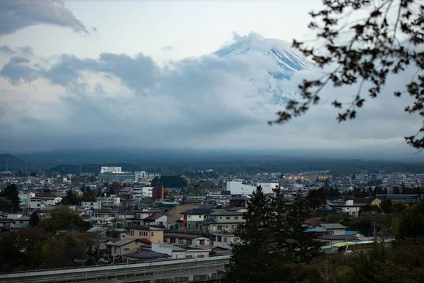 Paysage Urbain Paisible Nuages Denses Recouvrant Une Montagne Arrière Plan — Photo