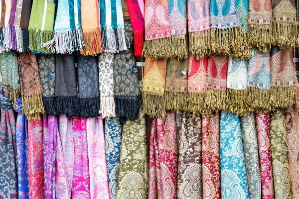 Primer Plano Diferentes Bufandas Colores Mercado — Foto de Stock