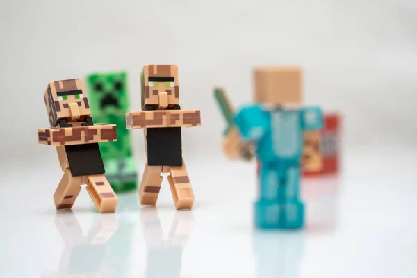 Närbild Minecraft Actionfigurer Vit Bakgrund — Stockfoto