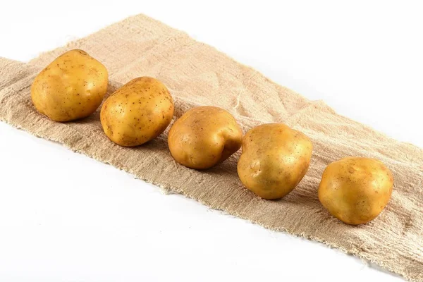 Een Geïsoleerd Shot Aardappelen Een Doek Een Witte Tafel — Stockfoto
