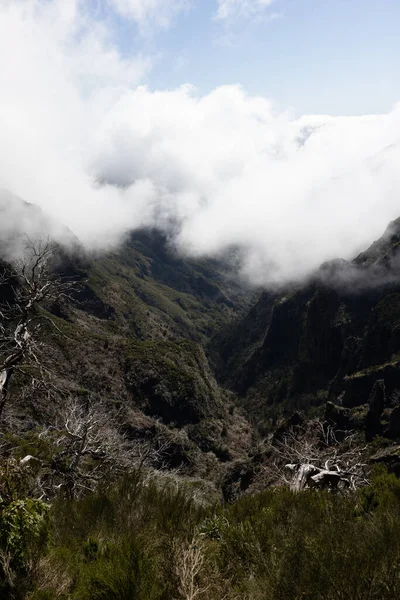 Veduta Aerea Verticale Delle Nuvole Che Ricoprono Monte Pico Arieiro — Foto Stock