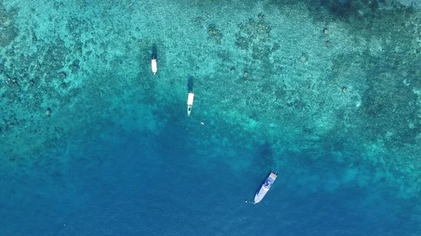 インドネシアのファラチャワビーチ近くの青い海を航海する船のトップビュー — ストック写真