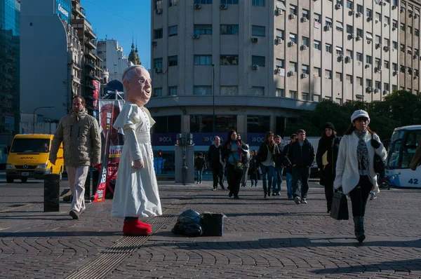 阿根廷布宜诺斯艾利斯市中心一名身穿教皇弗朗西斯服装的男子站在路人中间 — 图库照片