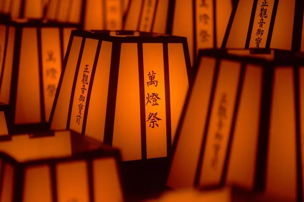 Котедж Оранжевих Китайських Ліхтарів Чорному Тлі — стокове фото