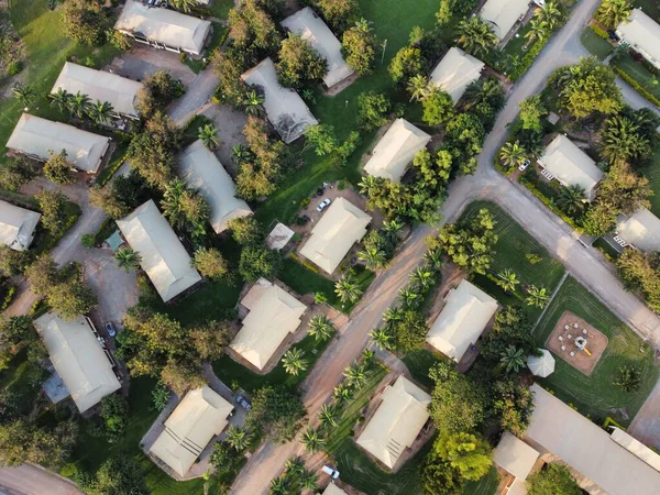 Een Luchtfoto Van Woningen Een Klein Stadje Omringd Door Palmbomen — Stockfoto