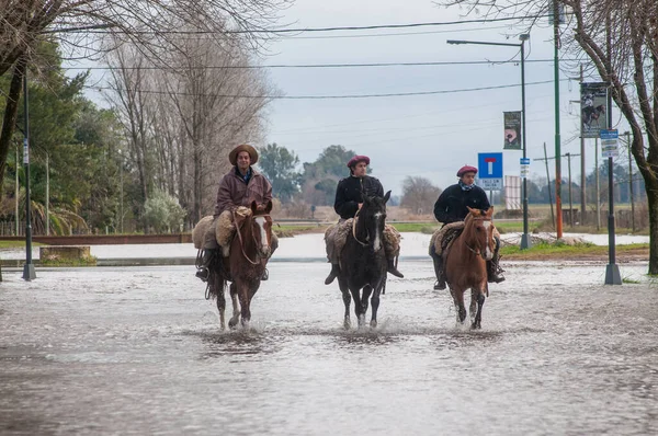 Hispanic Men Riding Horse Street Because Floods San Antonio Areco — Stock Photo, Image