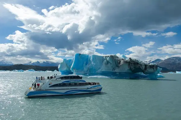 Ein Eisberg Und Ein Schiff Auf Dem Argentino See Der — Stockfoto