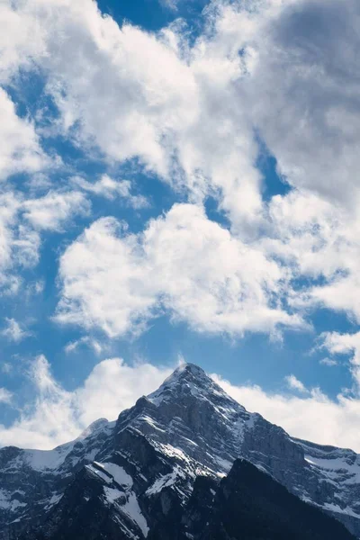 Вертикальный Снимок Заснеженных Скалистых Гор Облачным Небом — стоковое фото