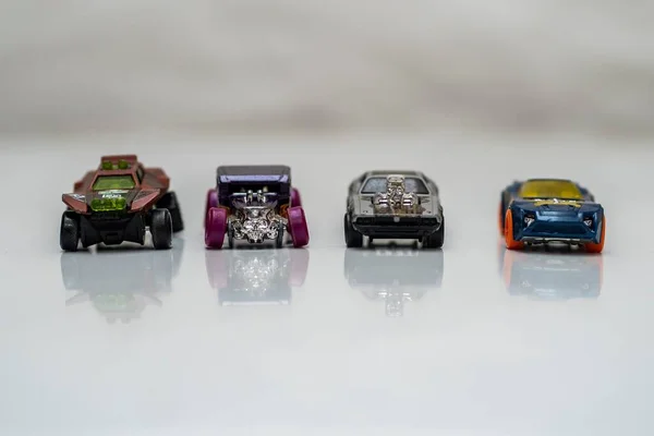 Čtyři Hot Wheels Die Cast Miniaturní Auta Bílém Povrchu — Stock fotografie