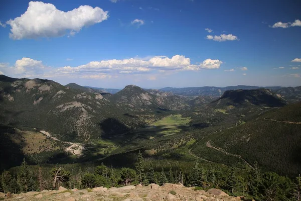 美国科罗拉多州落基山脉斜坡上的绿松林鸟瞰图 — 图库照片
