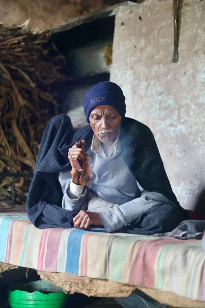 Enfoque Selectivo Indio Pobre Pueblo Anciano Fumando Chillum También Llamado — Foto de Stock