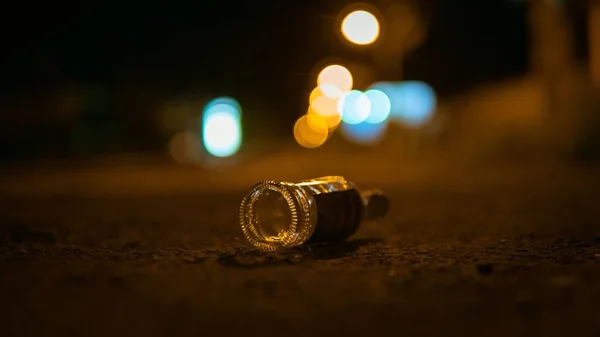 Selektiv Fokusering Skott Tom Flaska Alkohol Kastas Mitt Gatan Bokeh — Stockfoto