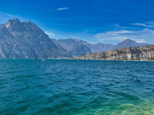 Denizin Üzerindeki Mavi Gökyüzü Yazın Arka Planda Kayalık Manzaralar — Stok fotoğraf