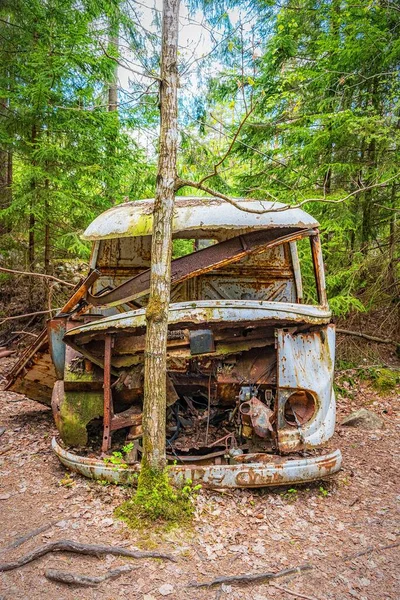 Cemitério Carro Está Situado Uma Floresta — Fotografia de Stock