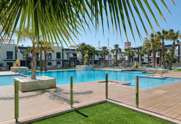 Una Casa Moderna Nueva Construcción Con Piscina Palmeras Torrevieja España — Foto de Stock