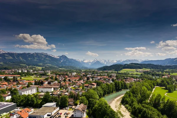 Una Vista Aérea Ciudad Kempten Rodeada Hermosas Montañas Alpinas Contra — Foto de Stock
