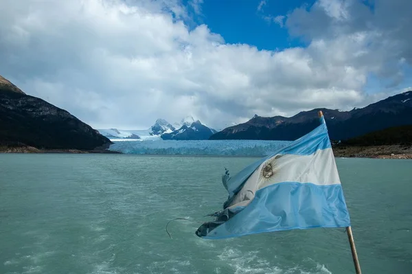 アルゼンチンの国旗を前景にしたペリト モレノ氷河 — ストック写真
