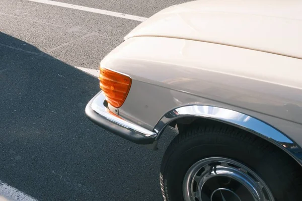 Beyaz Bir Retro Arabanın Tarafının Yakın Çekimi — Stok fotoğraf