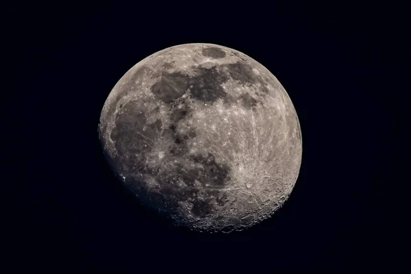 Close Uma Lua Quase Cheia Iluminando Céu Noturno Escuro — Fotografia de Stock