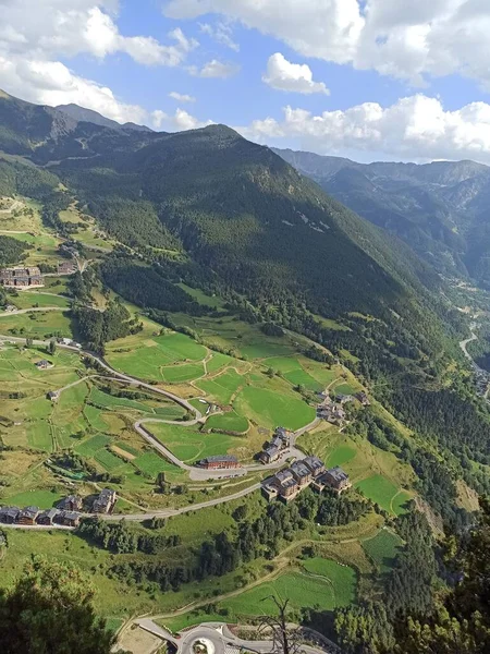 Vue Aérienne Verticale Des Maisons Sur Une Montagne Feuilles Persistantes — Photo