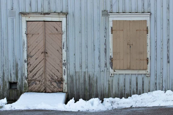 古い田舎の家の窓と扉 — ストック写真