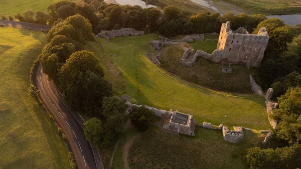 英格兰北部一座城堡和一条道路的鸟瞰图 — 图库照片